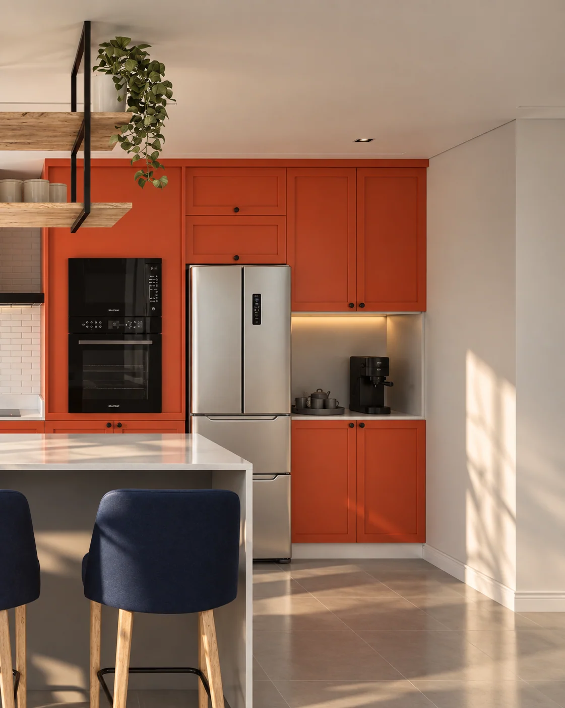 Vista da marcenaria coral da cozinha, com armários até o teto, torre de forno embutido, geladeira em inox e bancada de refeições com banquetas azuis.