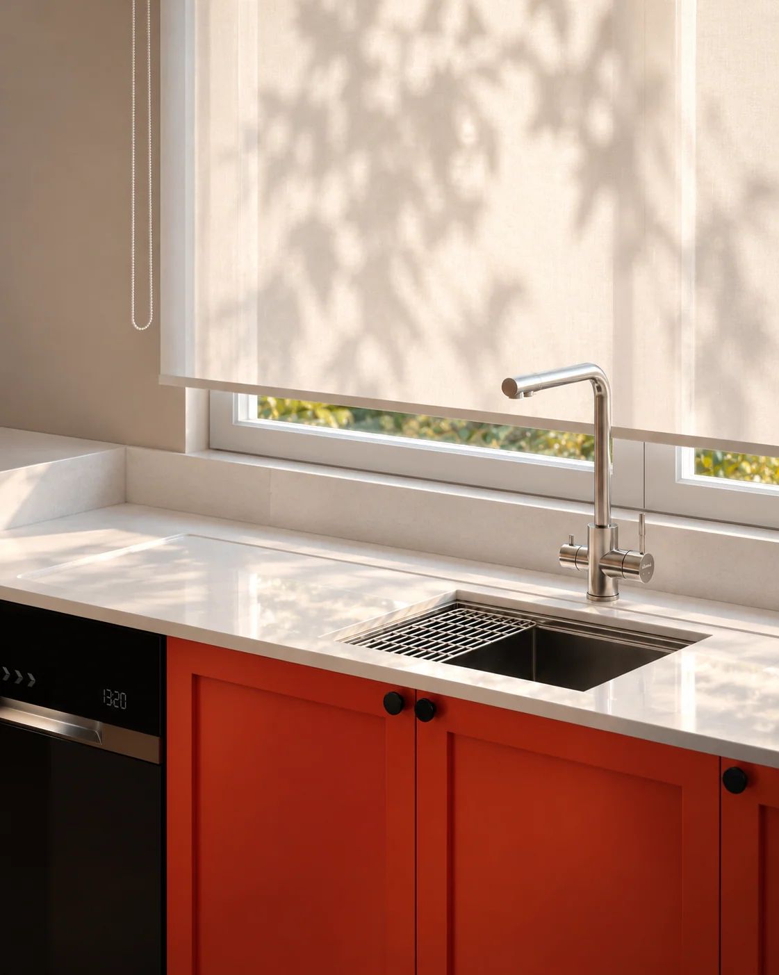 Detalhe da cuba de inox sob a janela da Cozinha Coral, com torneira metálica, bancada branca e armários inferiores em marcenaria coral.