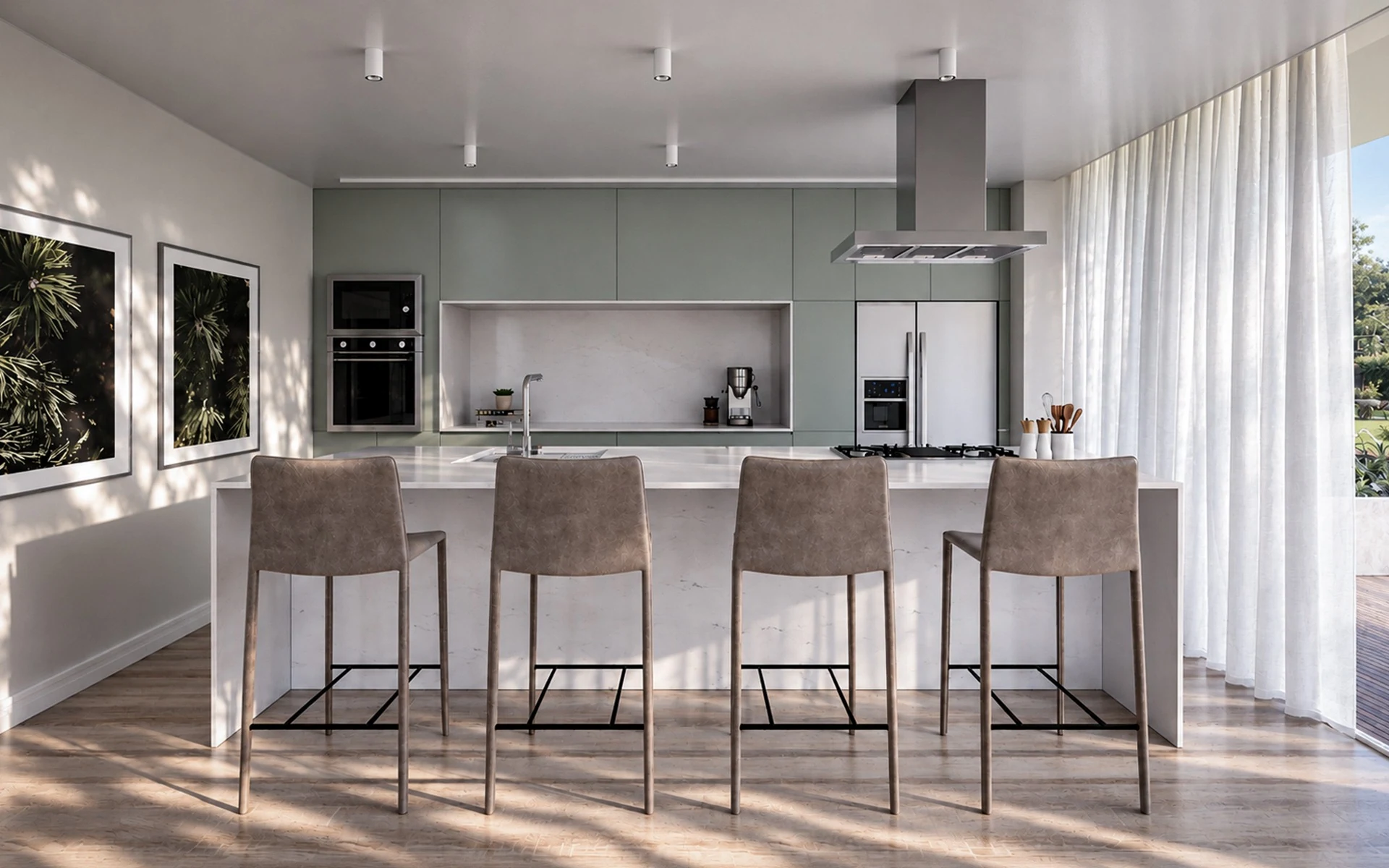 Vista frontal da Cozinha Arbo, com armários verde-claros, ilha central com bancada em quartzo e quatro banquetas, coifa metálica suspensa e iluminação natural atravessando as cortinas.