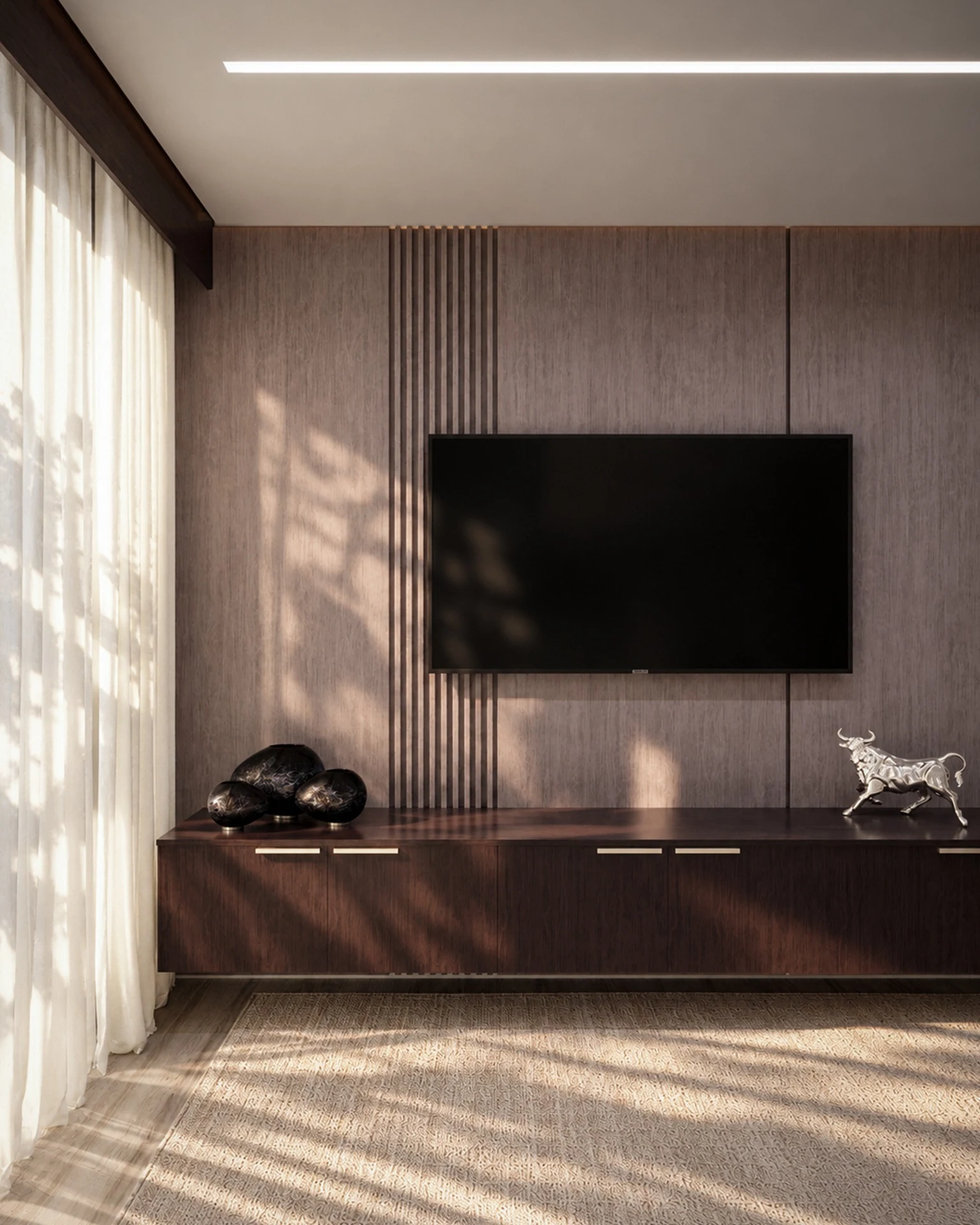 Painel de televisão da Suíte Refúgio revestido em madeira escura, com detalhes verticais ripados, móvel suspenso e luz natural filtrada pelas cortinas.